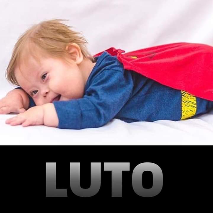 Descrição: A imagem mostra Super Chico com a capa de super-herói. Também consta na imagem a palavra “Luto.”